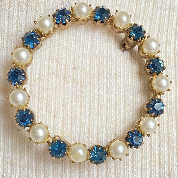 Gold Tone Brooch Faux Pearl And Blue Stone Circle Open Work - Picture 1 of 7